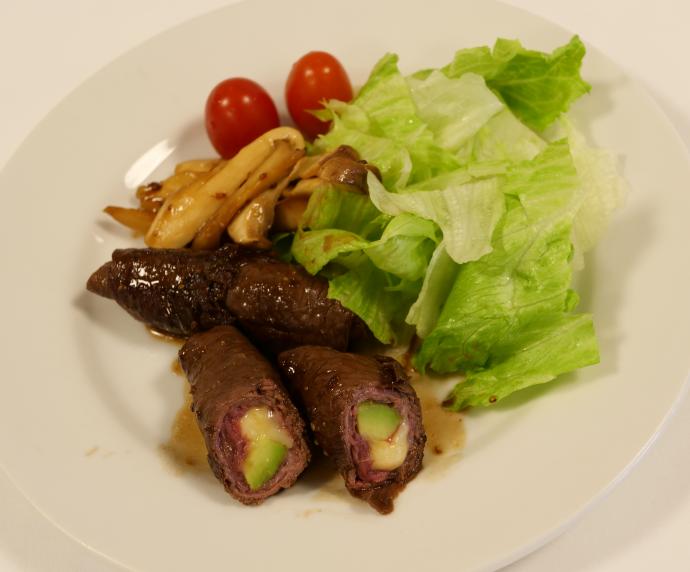 写真：鹿肉とアボカドロール焼き料理