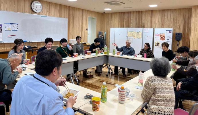 地域の方々が一緒にお昼ご飯を食べている写真