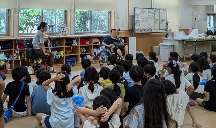 エイブル・パフォーマンス集団「ガラ(柄)」の学童での交流の様子