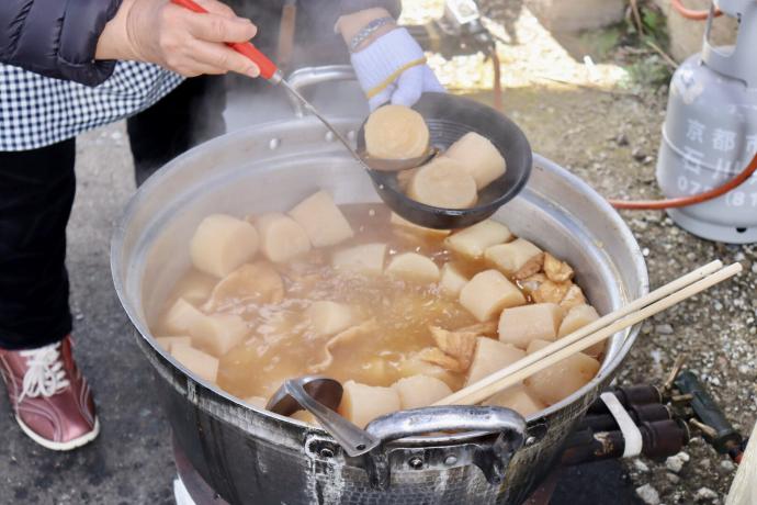 地域の方にお配りする大根焚き