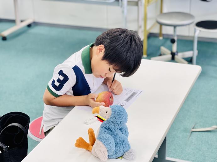 集中する男の子