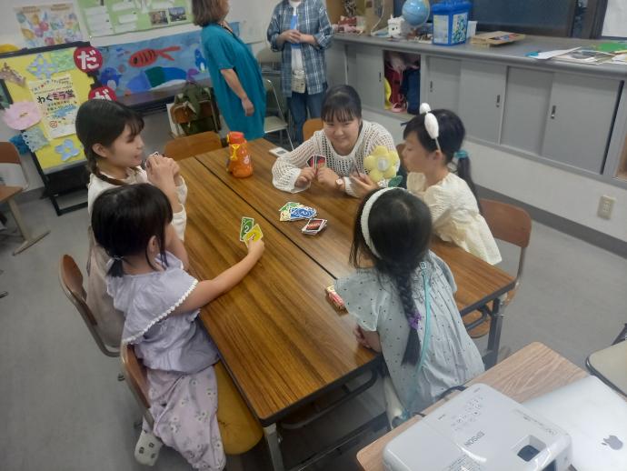 子どもたちと遊ぶ大学生