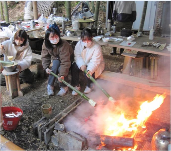 バームクーヘンを竹で焼いているところ