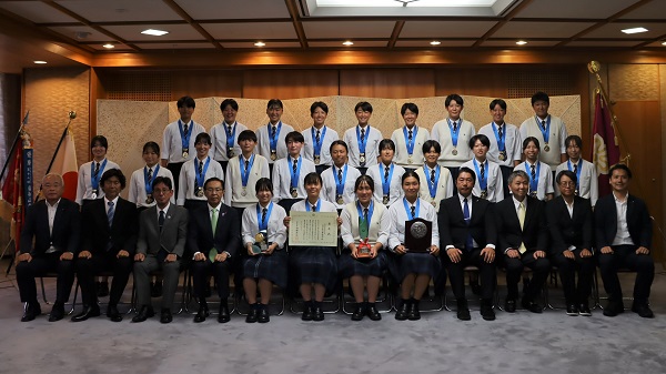 京都府スポーツ賞「優秀賞」表彰式に出席する知事