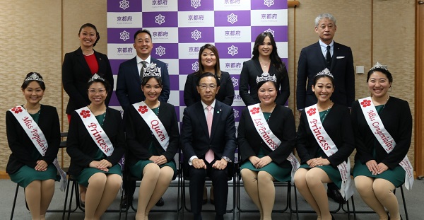 第70代桜の女王一行の表敬訪問に出席する知事