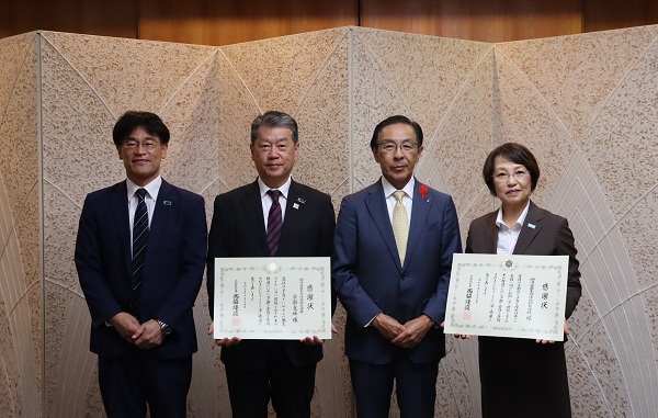 寄附受入に伴う感謝状贈呈に出席する知事