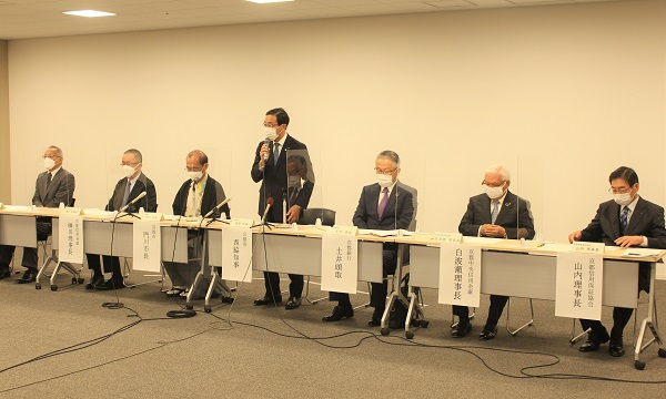 京都府・京都市・関係機関との合同記者会見に出席する知事