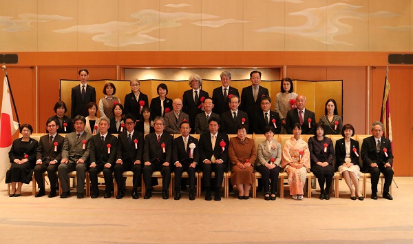 京都府保健医療功労者等表彰式に出席する知事
