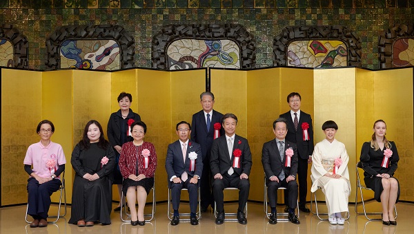 令和5年度「京都府あけぼの賞」表彰式に出席する知事