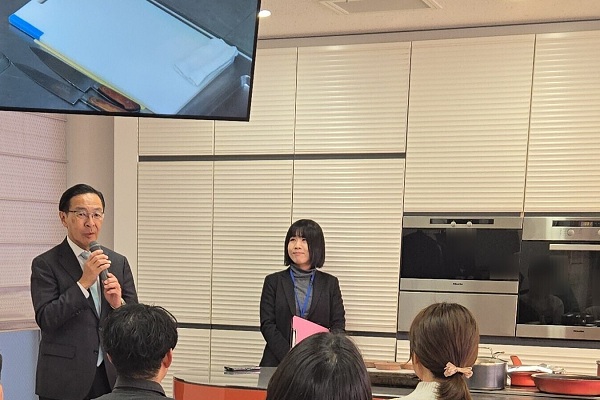料理婚活イベントに出席する知事