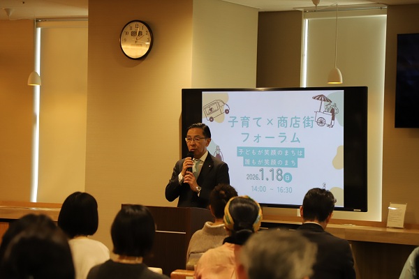 「子育て×商店街フォーラム」に出席する知事