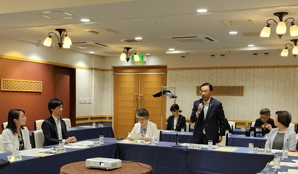 第2回「未来京都・人づくり懇話会」開催に出席する知事