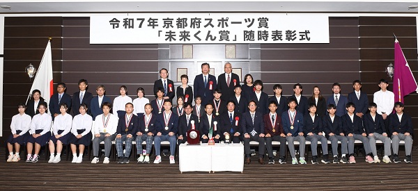 京都府スポーツ賞「未来くん賞」表彰式に出席する知事