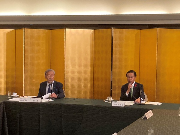 京都府商工会議所連合会と京都府知事との懇談会に出席する知事