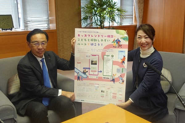 「Kyoto Child Smile(エフエム京都)」の収録に出席する知事