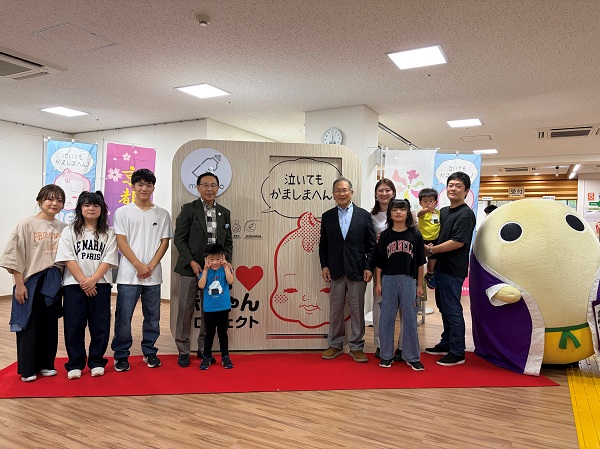 ベビーケアルームのお披露目イベントに出席する知事
