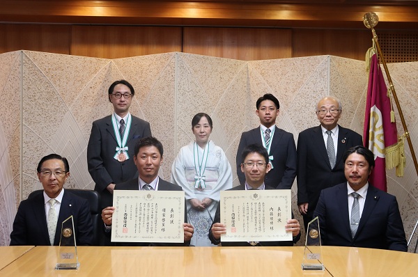 「技能大会優勝者京都府特別賞」表彰式に出席する知事
