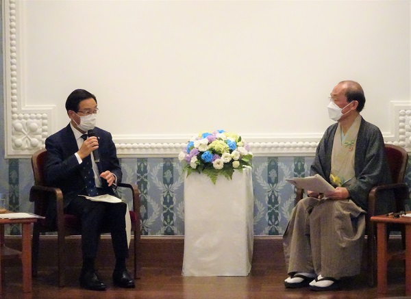 京都府知事と京都市長との懇談会に出席する知事