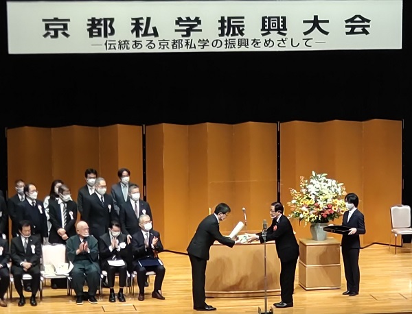 京都府私立学校教育功労者表彰に出席する知事