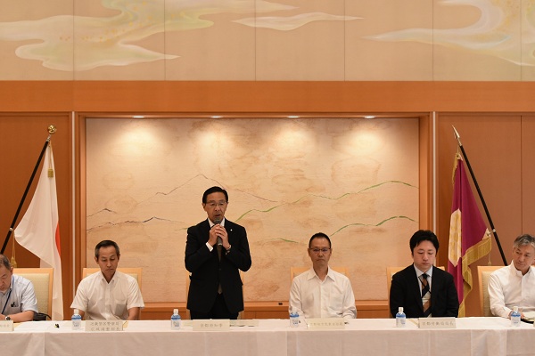京都府交通安全対策会議に出席する知事