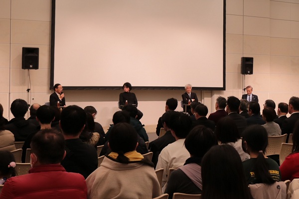 万博のアンドロイドお披露目記念シンポジウムに出席する知事