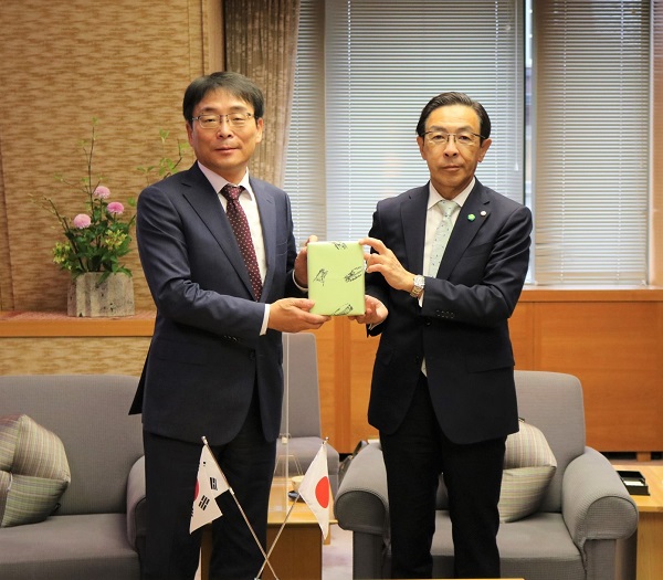 在大阪大韓民国総領事の表敬訪問に出席する知事