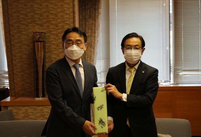 在大阪大韓民国総領事の表敬訪問に出席する知事