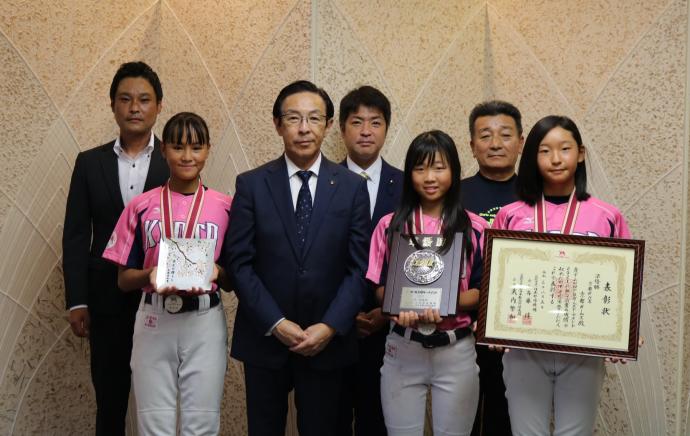 小学生女子軟式野球チーム「京都ガールズ」の表敬訪問に出席する知事
