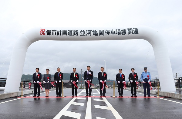 都市計画道路並河亀岡停車場線 開通記念式典及び通り初め式に出席する知事