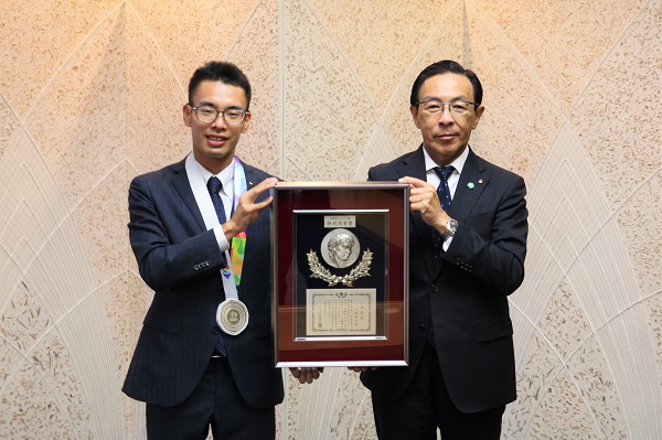 「京都府スポーツ賞特別栄誉賞」表彰式に出席する知事