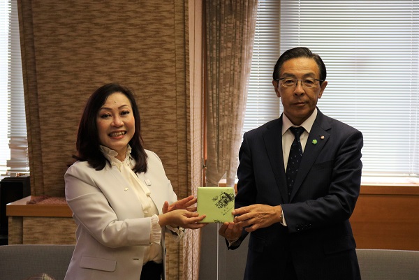 在大阪インドネシア共和国総領事の表敬訪問に出席する知事