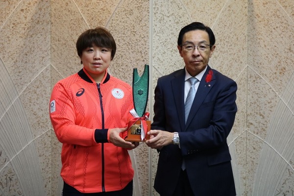 「京都府スポーツ賞優秀賞」表彰式に出席する知事