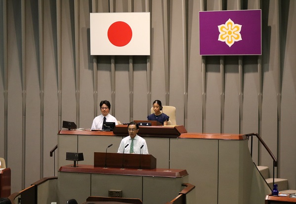 京都府子ども議会に出席する知事