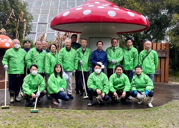 京都平安ライオンズクラブとの「きのこ文庫」清掃活動に出席する知事