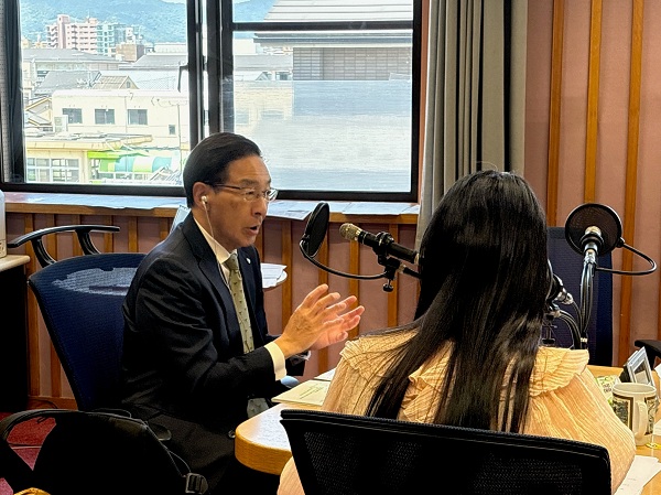 「京都トークRUN」に出演する知事