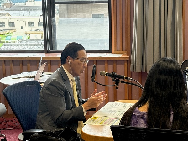 「京都トークRUN」に出演する知事