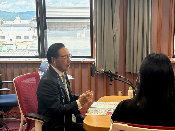 「京都トークRUN」に出演する知事