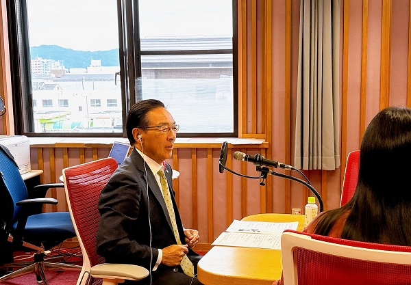 「京都トークRUN」に出演する知事