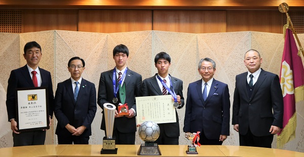 「京都府スポーツ特別奨励賞」表彰式に出席する知事