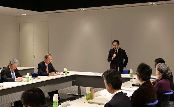 第1回京都府総合教育会議に出席する知事