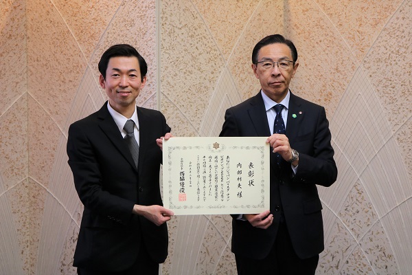 「技能大会優勝者京都府特別賞」表彰式に出席する知事