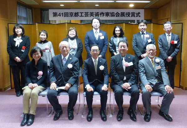 第41回京都工芸美術作家協会展授賞式に出席する知事