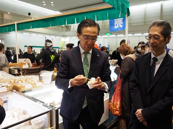 京都府農林水産フェスティバル2025に出席する知事