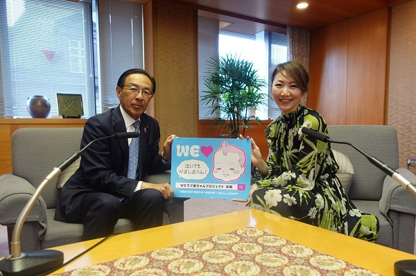 「Kyoto Child Smile（エフエム京都）」の収録に出席する知事