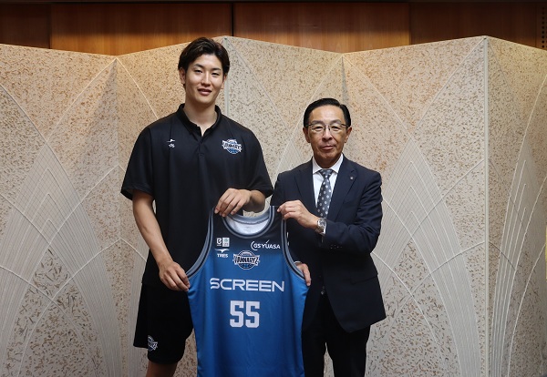 京都ハンナリーズの表敬訪問に出席する知事