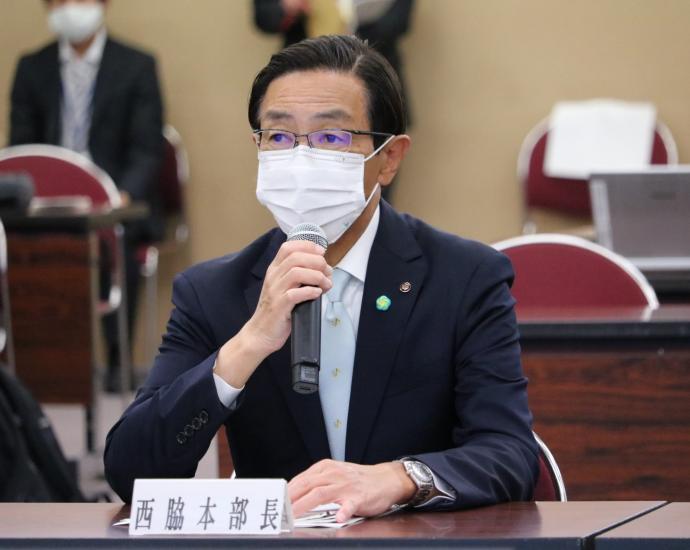新型コロナウイルス感染症対策本部会議に出席する知事