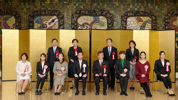 令和4年度「京都府あけぼの賞」表彰式に出席する知事