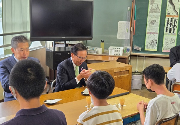 お茶でつながる国際交流～国際茶会おもてなしをうける知事