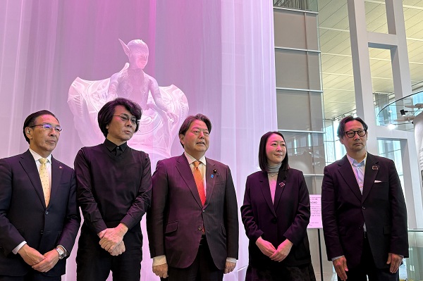 万博のアンドロイド展示を視察する知事