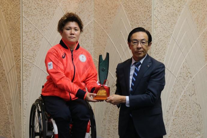 「京都府スポーツ賞優秀賞」表彰式に出席する知事
